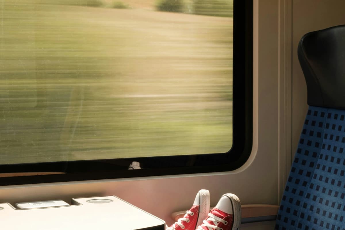 Passagerare i röda sneakers reser på ett tåg. Sverige