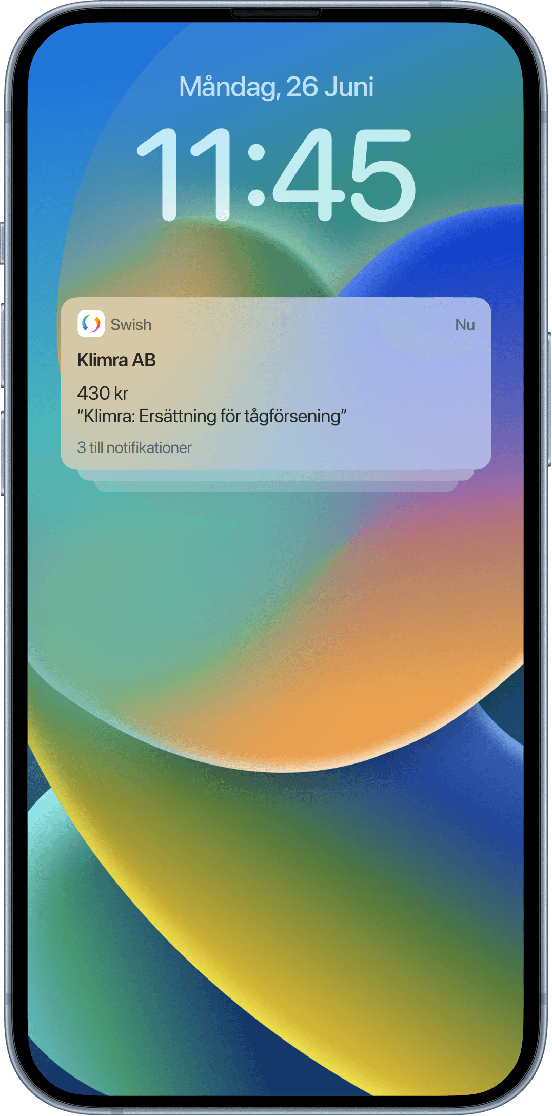 Resenär på en perrong medan ett tåg passerar